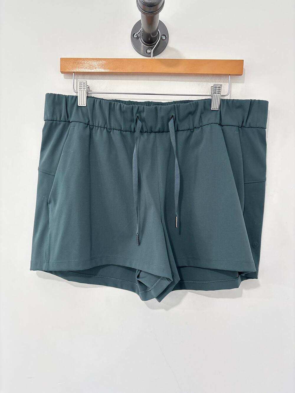 Lululemon On the Fly Drawstring Shorts Green Size 12